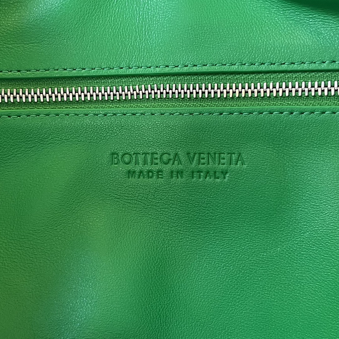 Big Jodie Intrecciato Leather Shoulder Bag Green  